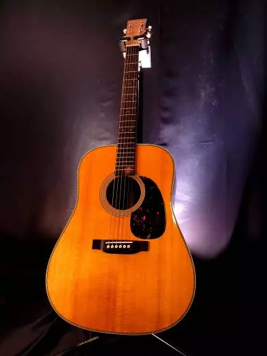 Martin Guitars - HD-28E V18